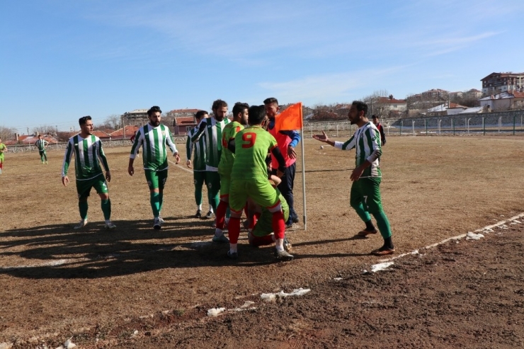 Amatör Maçta 11 Sarı 2 Kırmızı Kart Çıktı