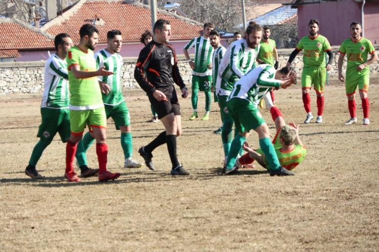 Amatör Maçta 11 Sarı 2 Kırmızı Kart Çıktı