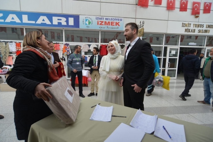 Dünya Evine Giren Çiftler En Mutlu Günlerinde Depremzedeleri Unutmadı