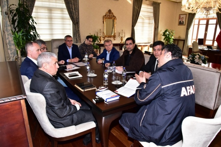 Manisa’da Depremzedelerin Yaraları Sarılacak