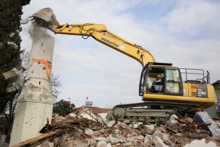 Manisa’da Depremde Ağır Hasar Gören Caminin Yıkımı Yapıldı