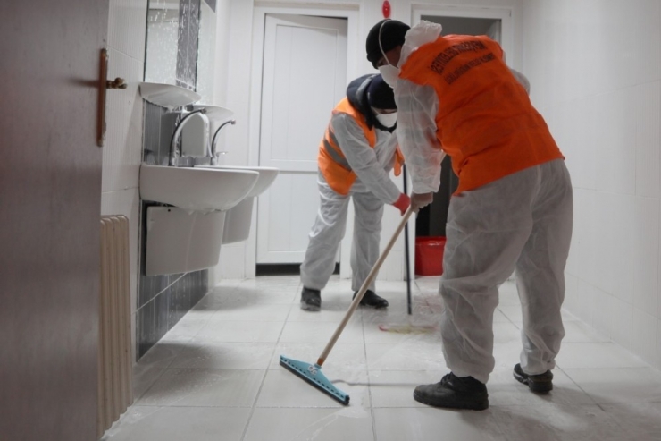 Belediye Ekipleri Okul Tuvaletlerini Temizleyerek İlaçlıyor