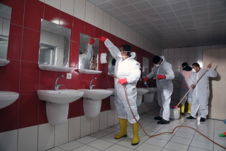 Belediye Ekipleri Okul Tuvaletlerini Temizleyerek İlaçlıyor