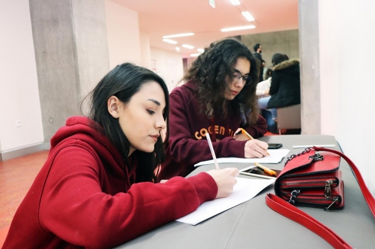 İzmir Ekonomi’de ‘Münazara’ Heyecanı