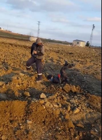 Şaha Kalkan Traktör 2 Kişiyi Üzerinden Fırlattı