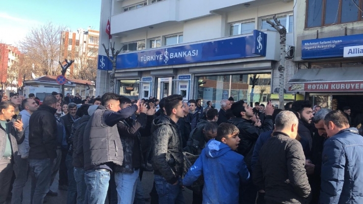 Film İzler Gibi İntihar Girişimini Seyrettiler