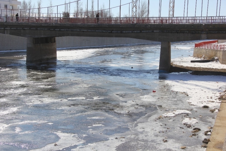 Zara’da Kızılırmak’ın Yüzeyi Kısmen Buz Tuttu