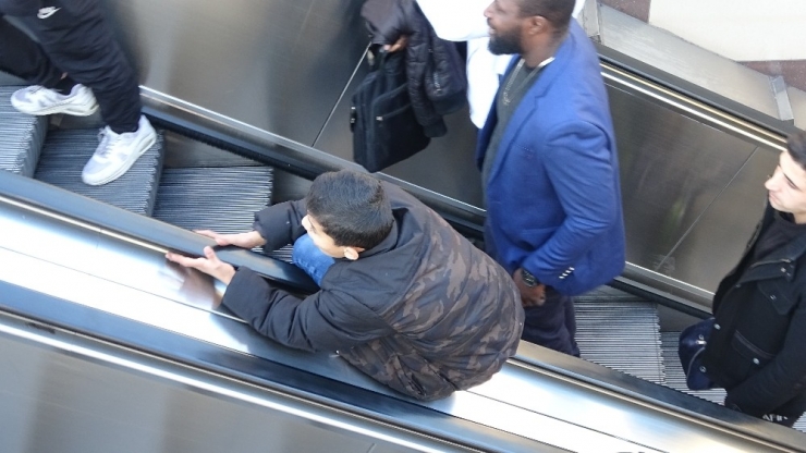 taksim Metrosunun Yürüyen Merdivenlerinde Tehlikeli Oyun