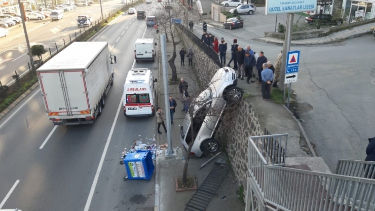 Trabzon’da İlginç Kaza: Duvarda Asılı Kaldı