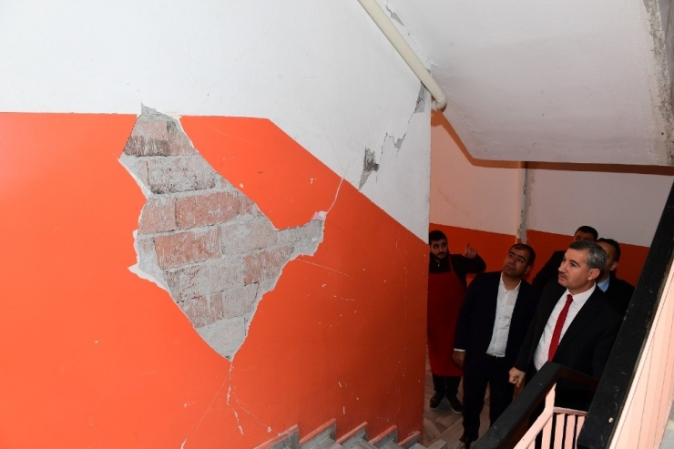 Başkan Çınar, Depremde Hasar Gören Ev Ve İş Yerlerini İnceledi