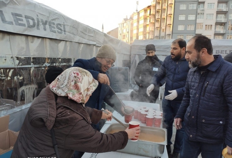 Yüreğir Belediyesinden Depremzedelere Sıcak Çorba