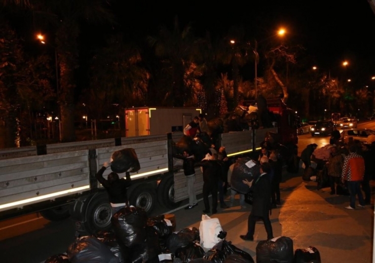 Depremzedeler İçin Toplanan Yardımlar Yola Çıktı