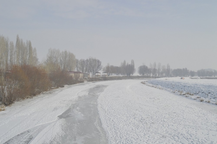 Ağrı’da Soğuk Hava Hayatı Felç Etti