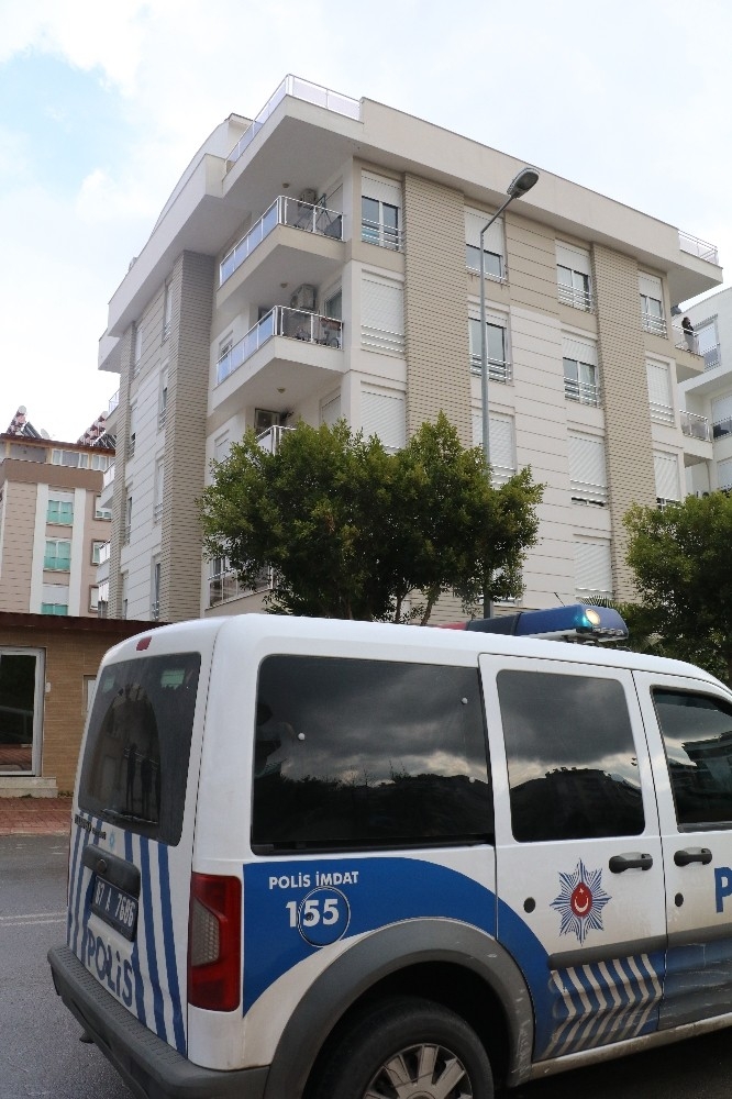 Gümrük Çalışanı Adam Evinde Ölü Bulundu