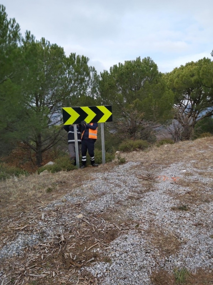 Ayvalık’ta Büyükşehir Belediyesi’nden Levhalama Çalışmaları