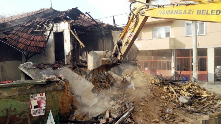 Tehlike Saçan Bina Yıkıldı