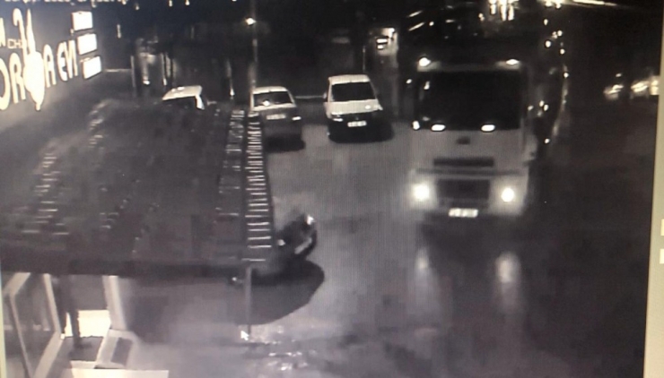 Sürücüsüz Tır Garaja Bir Eve Böyle Girdi