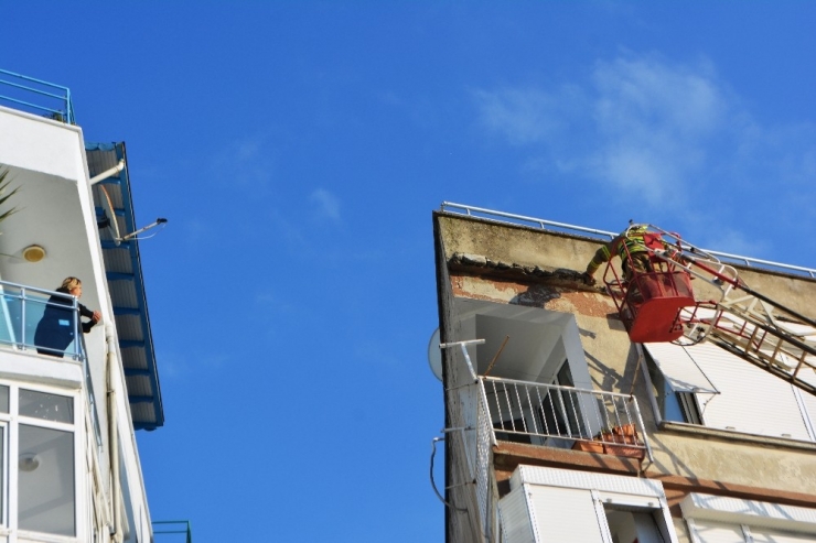 Depremden Zarar Gören Binaya İtfaiye Müdahalesi