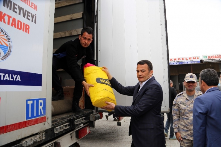 Peluş Oyuncağını Depremzede Çocuklara Gönderip Arkasından El Salladı