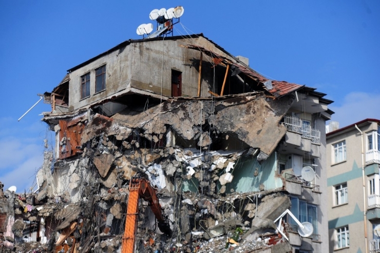 Depremde Ağır Hasar Gören Binalar Kontrollü Olarak Yıkılıyor