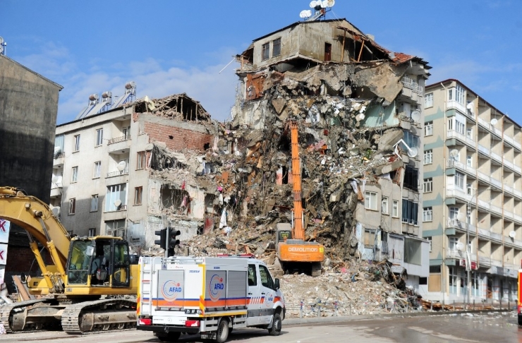 Depremde Ağır Hasar Gören Binalar Kontrollü Olarak Yıkılıyor