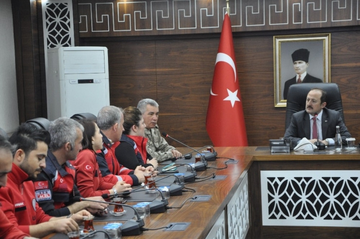 Vali Pehlivan, Elazığ Depreminde Görev Alan Personele Başarı Belgesi Verdi