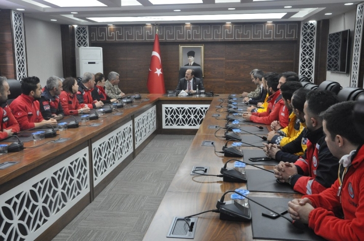 Vali Pehlivan, Elazığ Depreminde Görev Alan Personele Başarı Belgesi Verdi