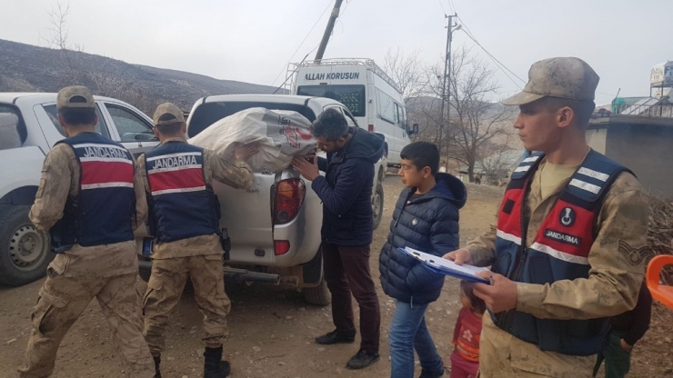 Jandarma Ekipleri, Adıyaman’da Depremzedelere Çadır Dağıttı