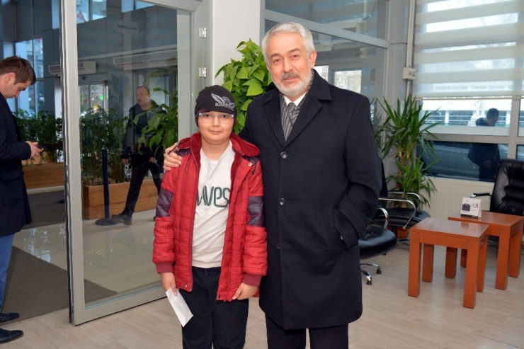 Devletten Aldığı 80 Liralık Bursunu Depremzedelere Bağışladı