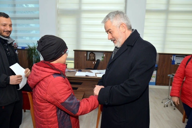 Devletten Aldığı 80 Liralık Bursunu Depremzedelere Bağışladı