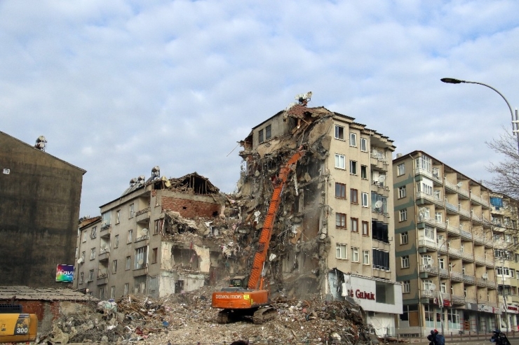 Elazığ’da Hasarlı Binalarda Yıkım Çalışmaları Sürüyor