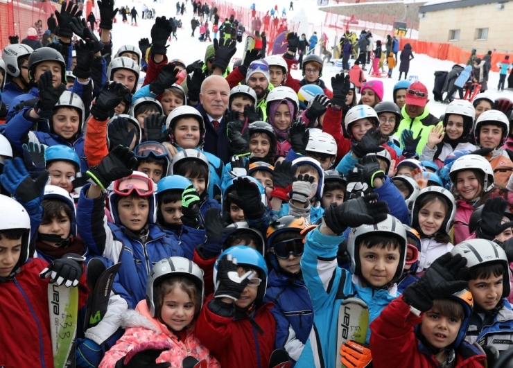 Başkan Sekmen: “Erzurum’da Kayak Bilmeyen Çocuk Kalmayacak”