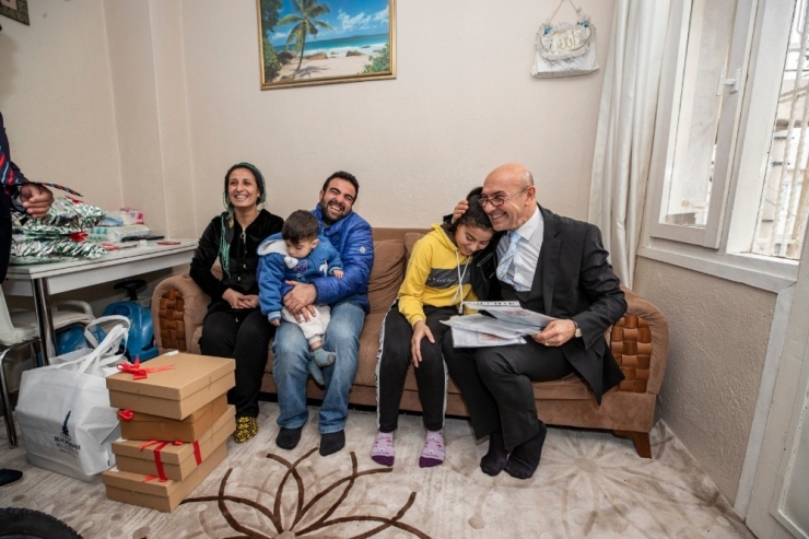 Başkan Soyer’den Başarılı Ortaokul Öğrencisine Bisiklet Hediyesi