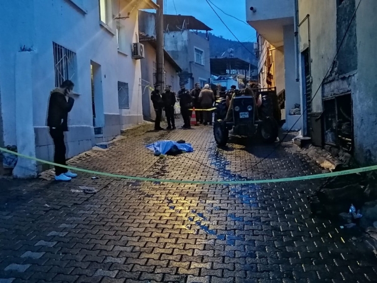 Çatıya Çıkan Adam Ayağının Kayması Sonucu Düşüp Öldü