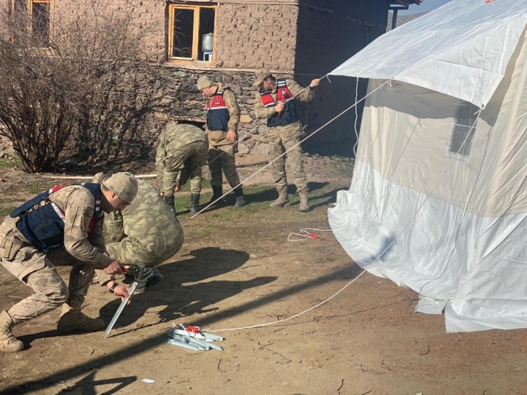 Jandarmadan Depremzedelere Yardım