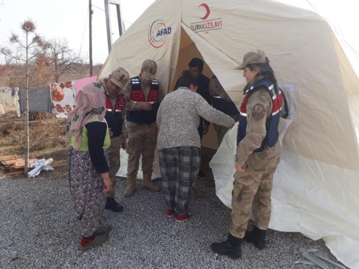 Jandarmadan Depremzedelere Yardım