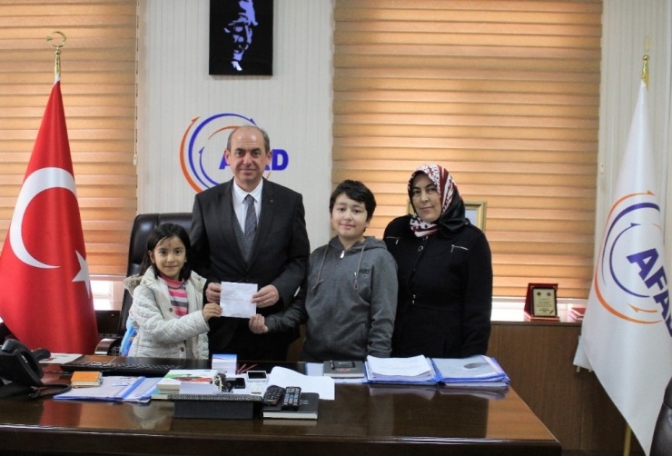 İki Kardeş Harçlıklarını Depremzedelere Bağışladı