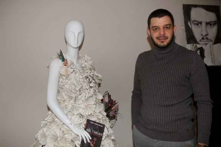 Kitap Sayfalarından Oluşan Gelinlik Satıldı, Geliri Elazığ’a Bağışlandı