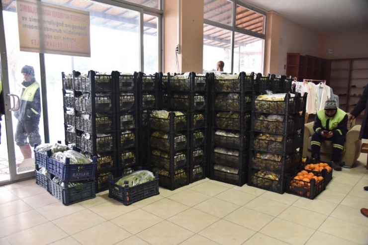 Anamur’dan Depremzedelere Muz