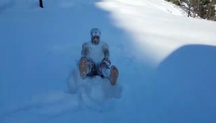 Başmüdürün Geleneksel Kar Banyosu