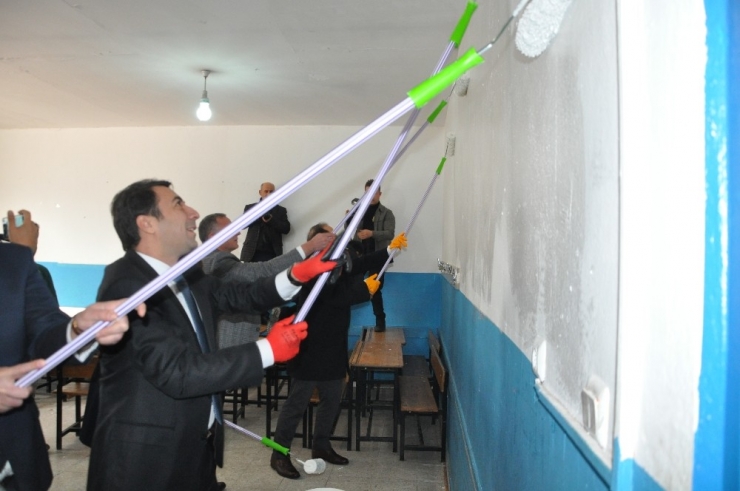 Vali Pehlivan Okulda Boya Yaptı