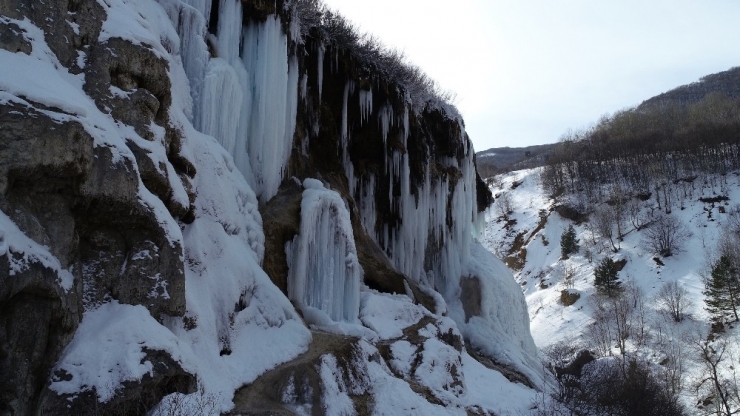 Dipsiz Göl Şelalesi Buz Tuttu, Ortaya Kartpostallık Görüntüler Çıktı