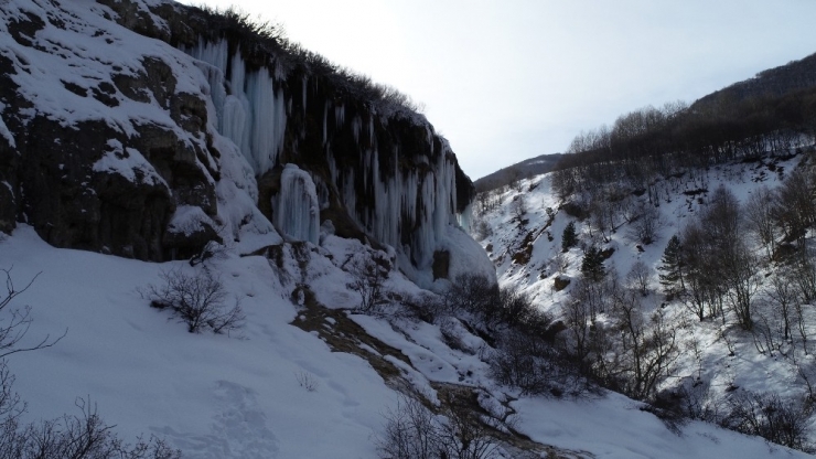 Dipsiz Göl Şelalesi Buz Tuttu, Ortaya Kartpostallık Görüntüler Çıktı