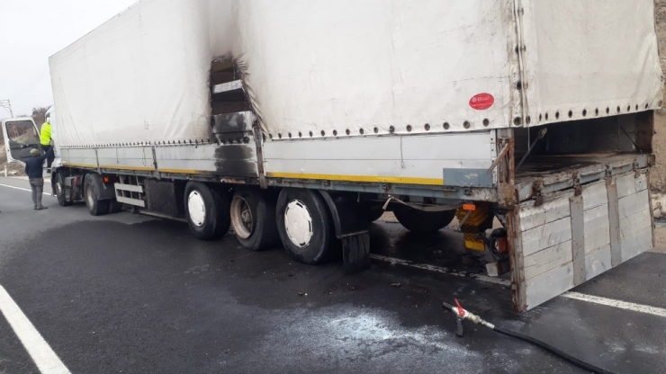 Tır Yangını Söndürüldü