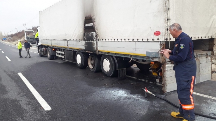 Tır Yangını Söndürüldü