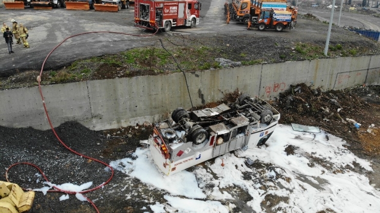 İbb’nin Mazot Tankeri Beş Metrelik Duvardan Aşağıya Devrildi, Faciadan Dönüldü