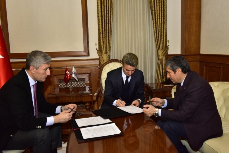 Eğitimci Enver Yücel’den Depremzedelere Destek