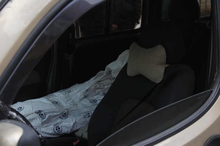 Cesetle Yolculuk Polisi Alarma Geçirdi