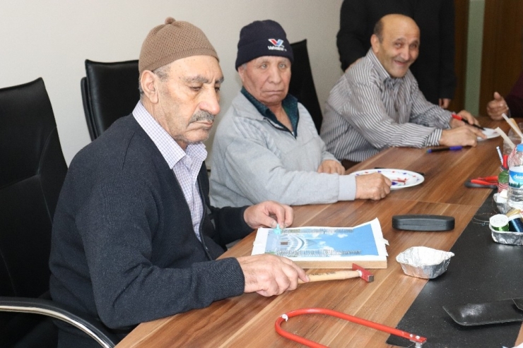 Huzurevi Sakinleri Sanatla Huzur Buluyor