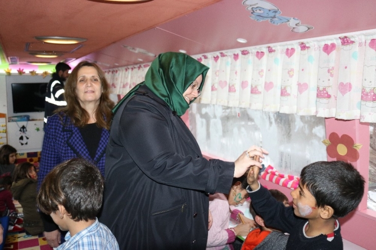 Aile Bakanı Selçuk, Depremzedelerle Bir Araya Geldi